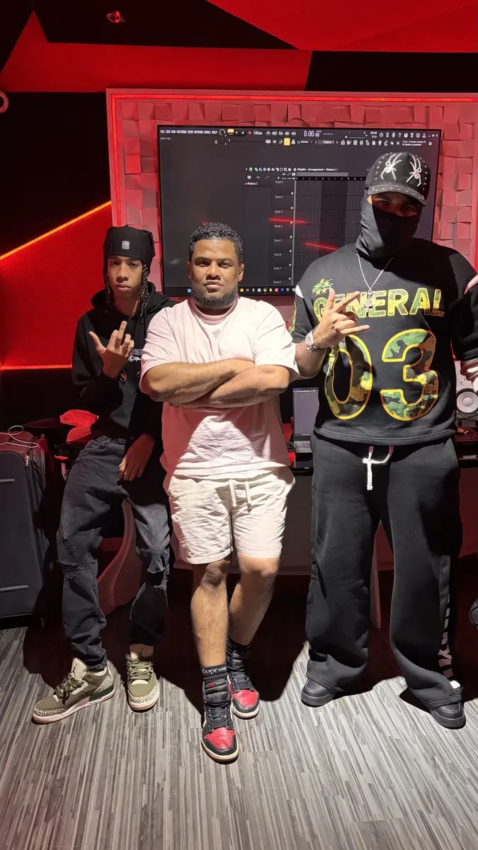 Dímelo Waldo junto a artistas en el estudio