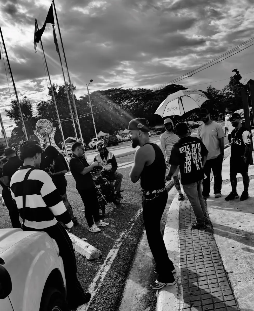 Equipo creativo durante una producción audiovisual