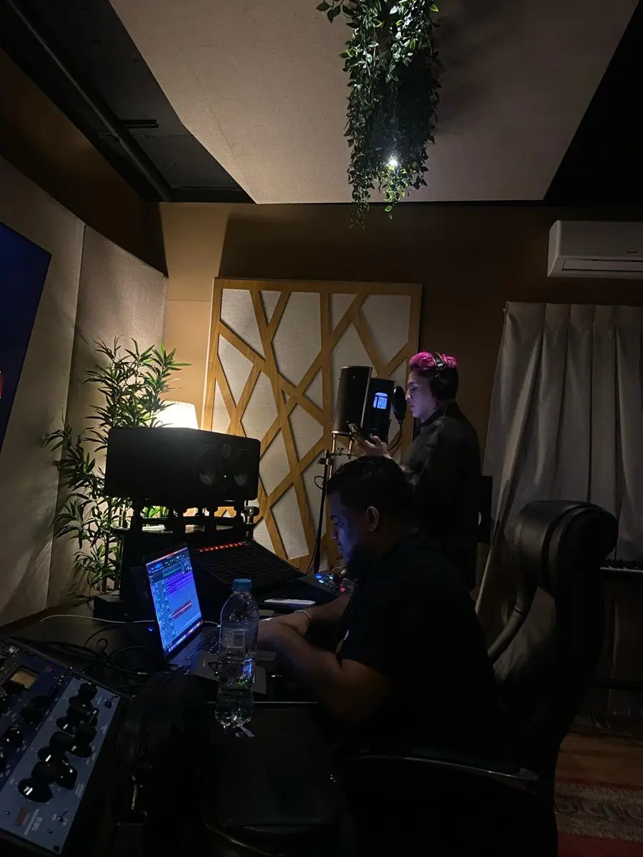 Artista grabando junto a Dímelo Waldo